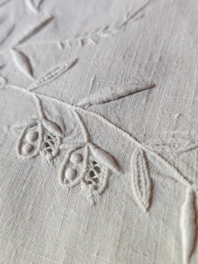 Asciugamano in lino con monogramma MT e ricamo ad intaglio Asciugamano in lino antico