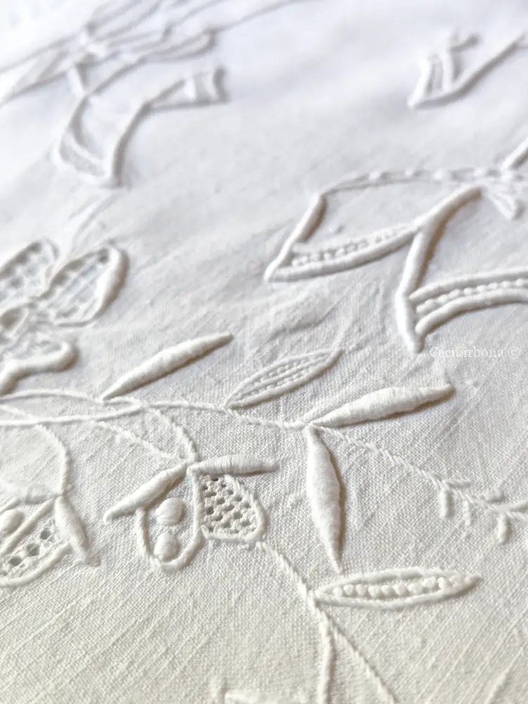 Asciugamano in lino con monogramma MT e ricamo ad intaglio Asciugamano in lino antico