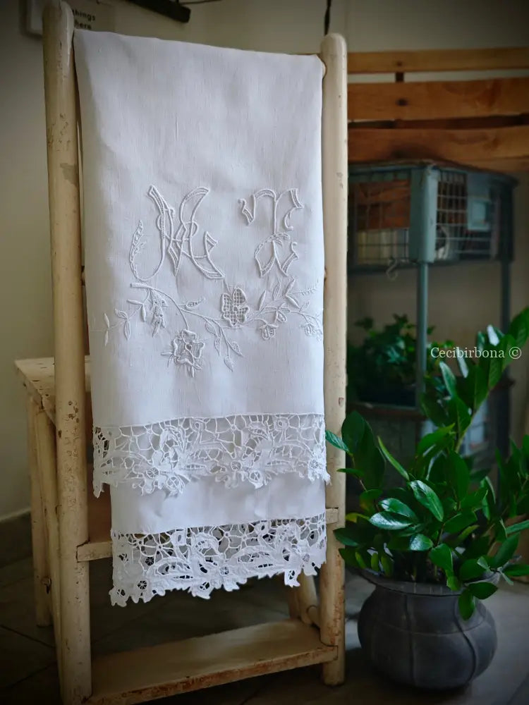 Asciugamano in lino con monogramma MT e ricamo ad intaglio Asciugamano in lino antico