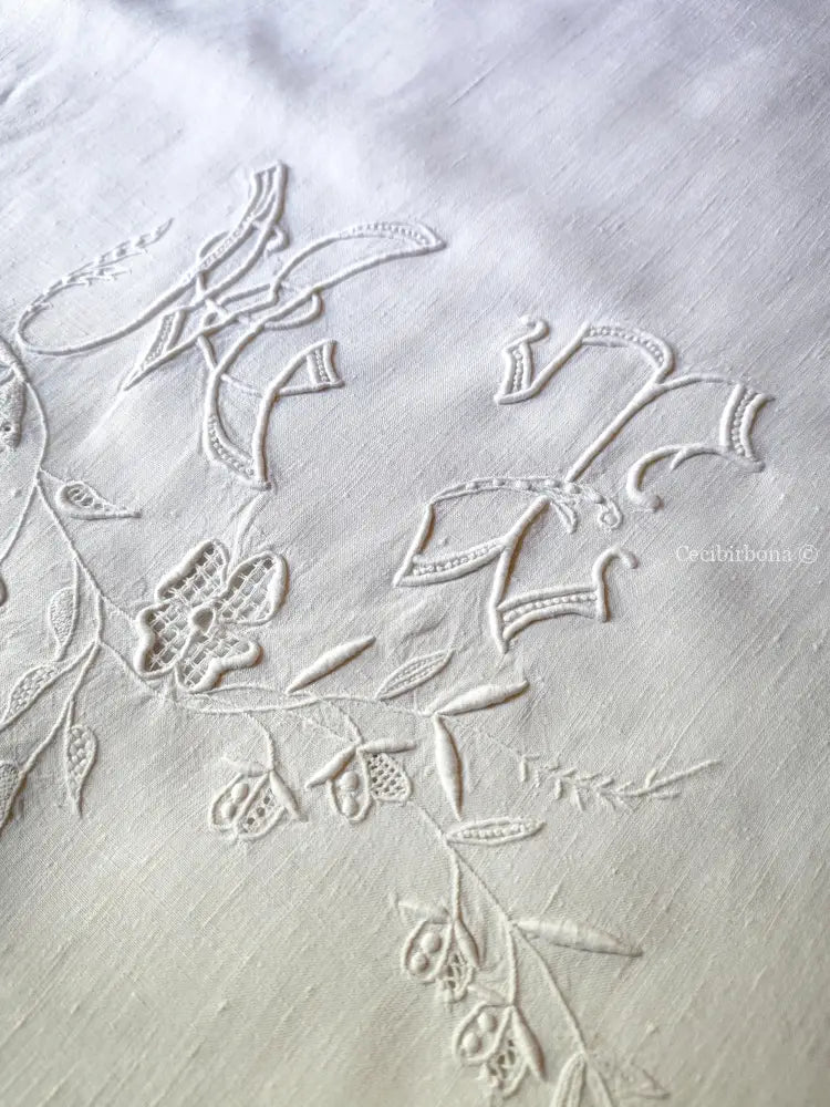 Asciugamano in lino con monogramma MT e ricamo ad intaglio Asciugamano in lino antico