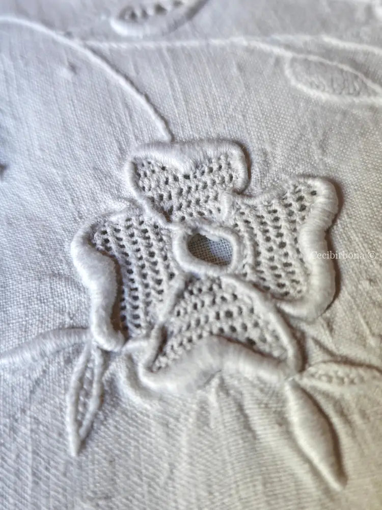 Asciugamano in lino con monogramma MT e ricamo ad intaglio Asciugamano in lino antico