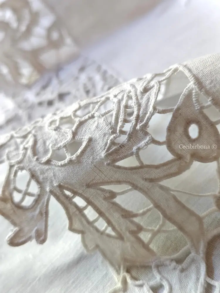 Asciugamano in lino con monogramma MT e ricamo ad intaglio Asciugamano in lino antico