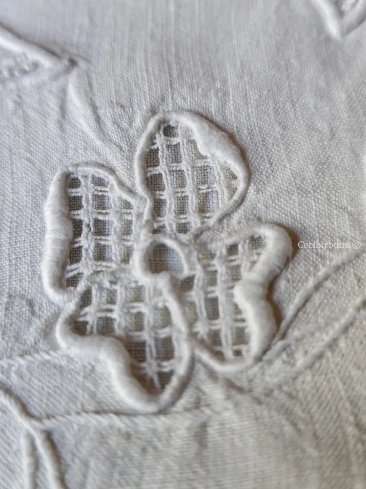 Asciugamano in lino con monogramma MT e ricamo ad intaglio Asciugamano in lino antico