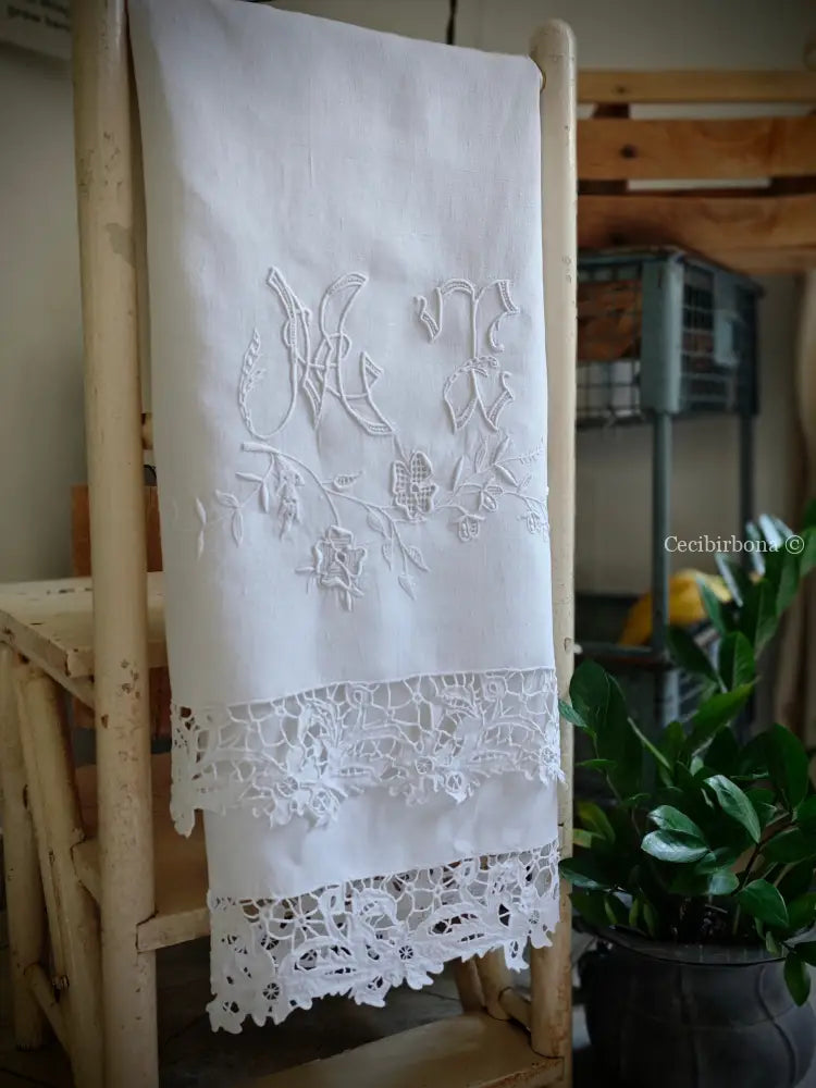 Asciugamano in lino con monogramma MT e ricamo ad intaglio Asciugamano in lino antico