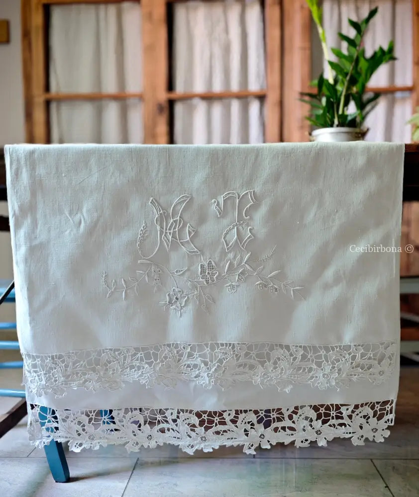Asciugamano in lino con monogramma MT e ricamo ad intaglio Asciugamano in lino antico