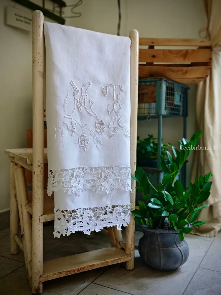 Asciugamano in lino con monogramma MT e ricamo ad intaglio Asciugamano in lino antico