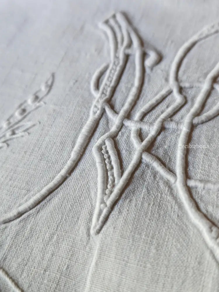 Asciugamano in lino con monogramma MT e ricamo ad intaglio Asciugamano in lino antico
