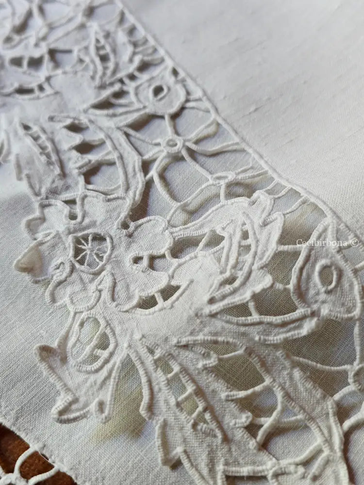 Asciugamano in lino con monogramma MT e ricamo ad intaglio Asciugamano in lino antico