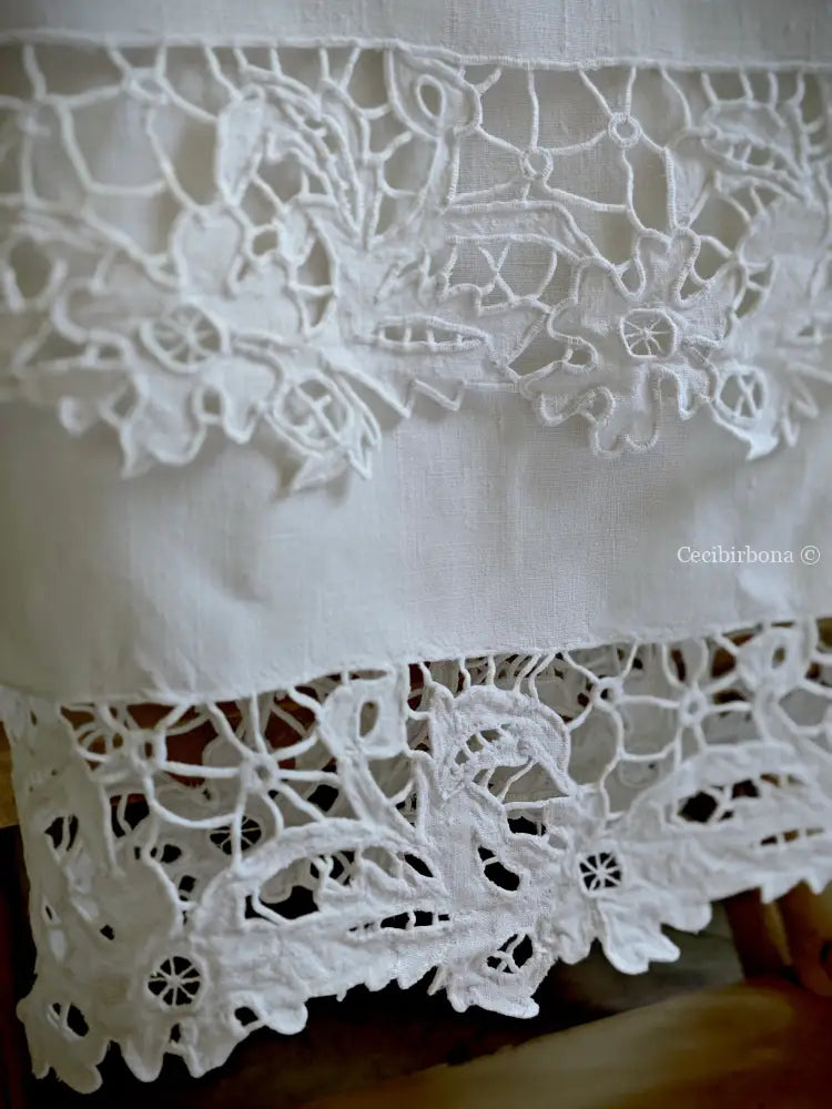 Asciugamano in lino con monogramma MT e ricamo ad intaglio Asciugamano in lino antico