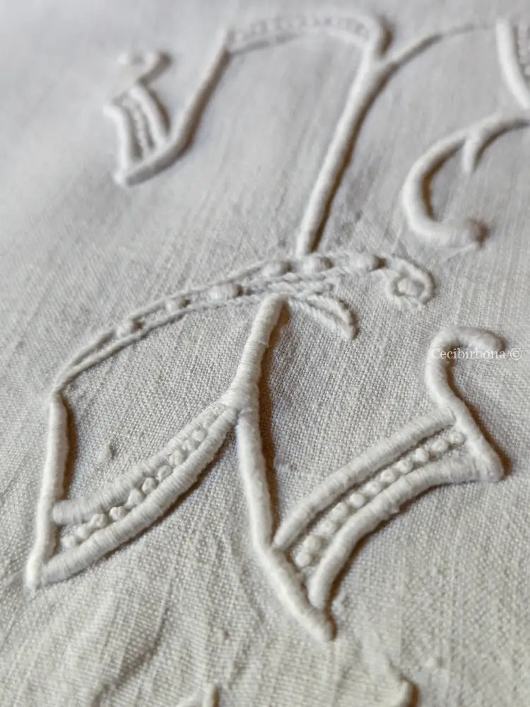 Asciugamano in lino con monogramma MT e ricamo ad intaglio Asciugamano in lino antico