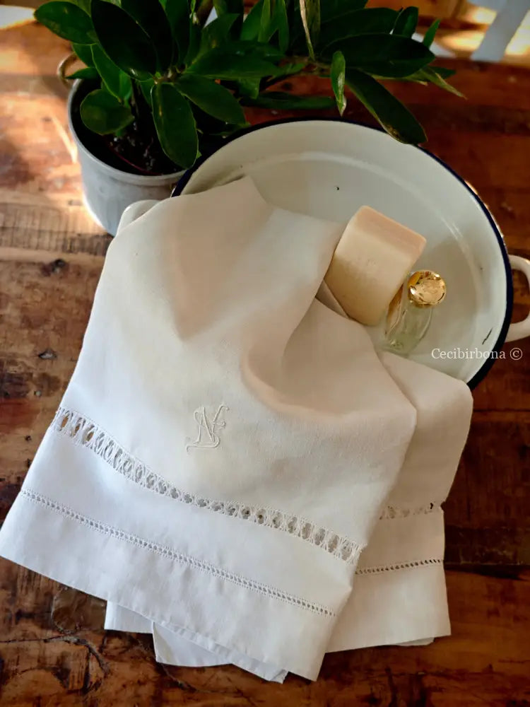 Asciugamano in lino con sfilature e monogramma NS Asciugamano in lino antico