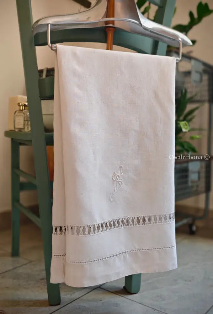 Asciugamano in lino con sfilature e monogramma NS Asciugamano in lino antico