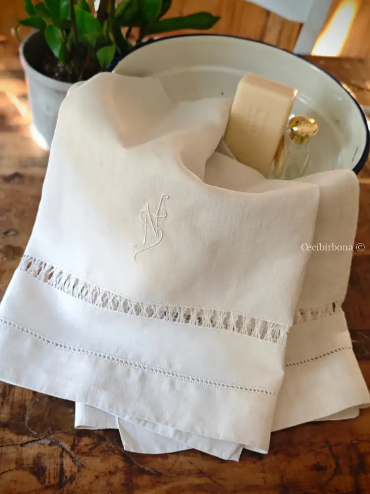 Asciugamano in lino con sfilature e monogramma NS Asciugamano in lino antico