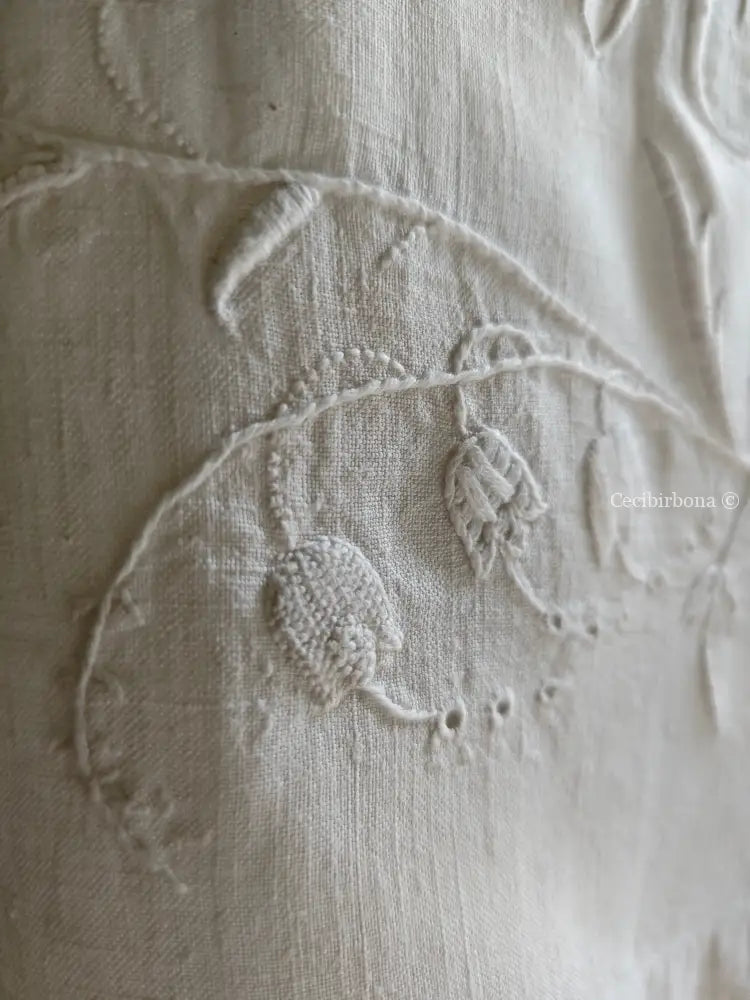 Asciugamano in lino ricamato con monogramma MT e balza Asciugamano in lino antico