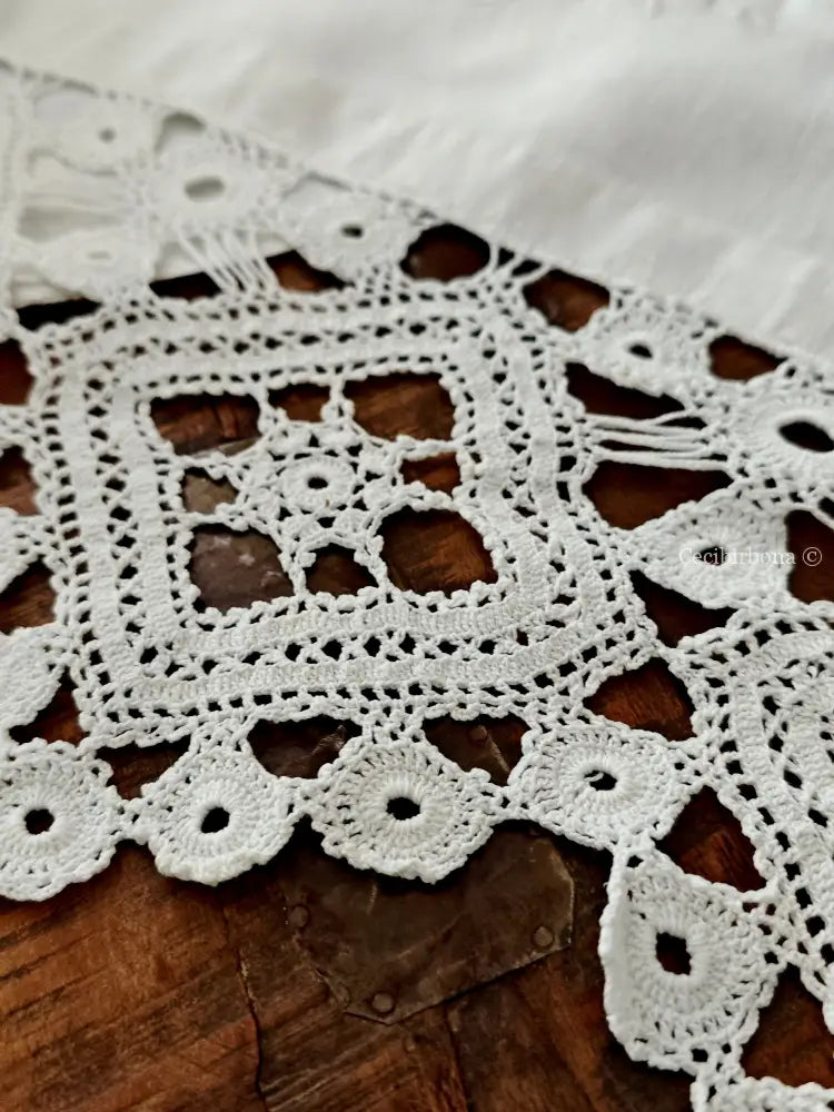 Asciugamano in lino ricamato con monogramma MT e balza Asciugamano in lino antico