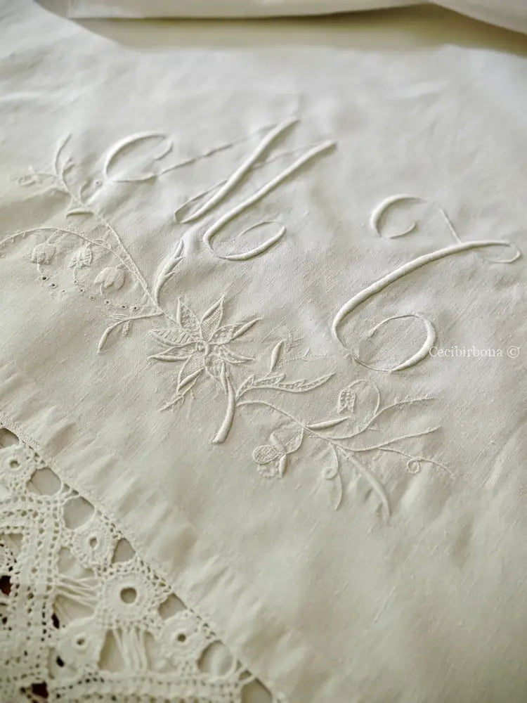 Asciugamano in lino ricamato con monogramma MT e balza Asciugamano in lino antico