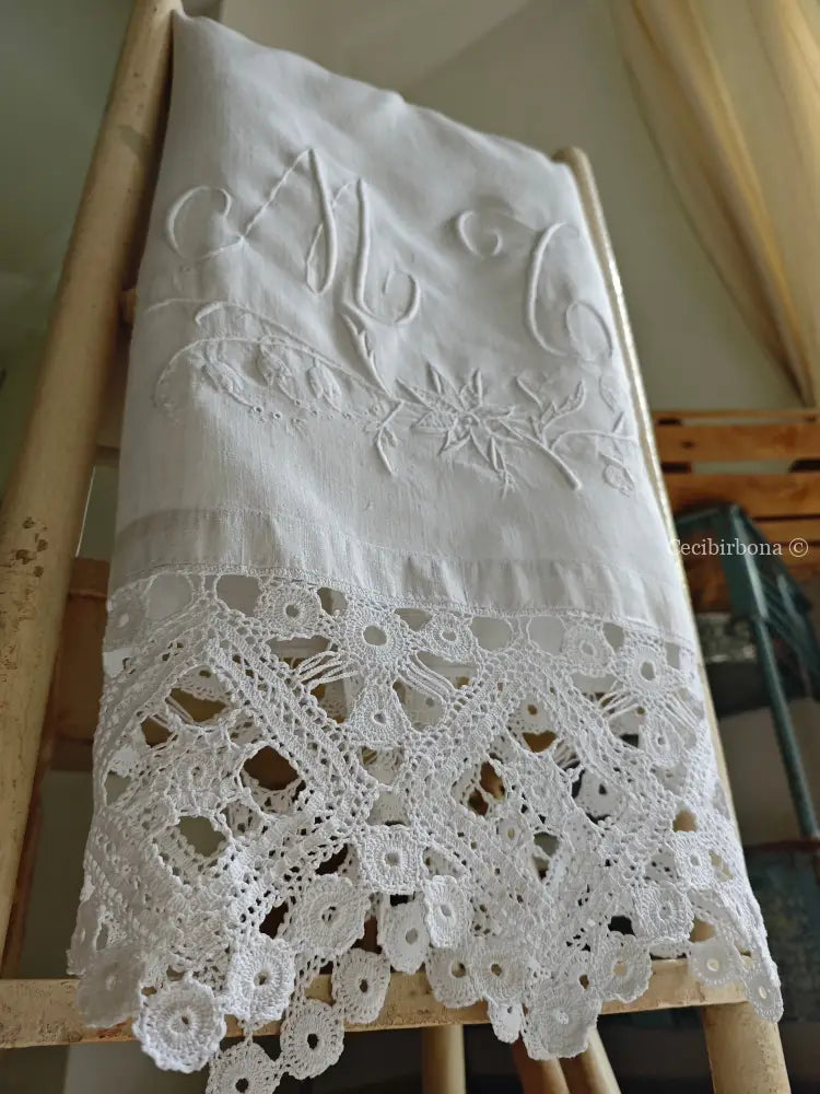 Asciugamano in lino ricamato con monogramma MT e balza Asciugamano in lino antico