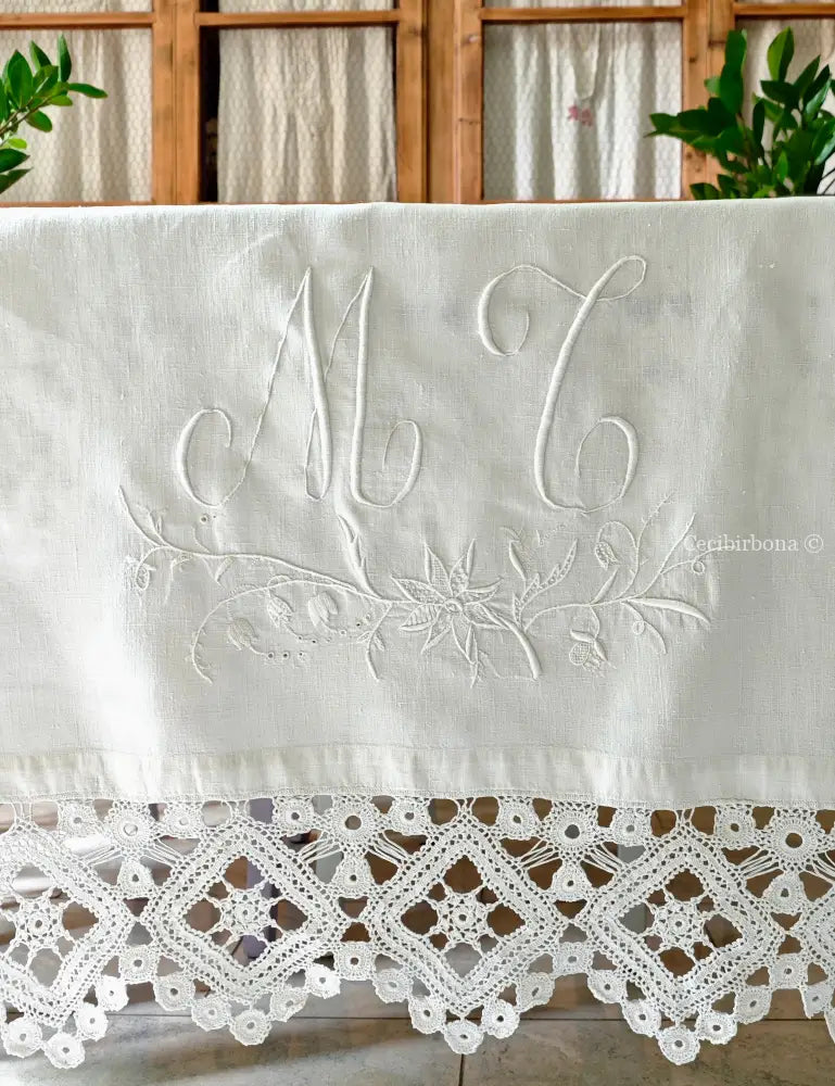 Asciugamano in lino ricamato con monogramma MT e balza Asciugamano in lino antico