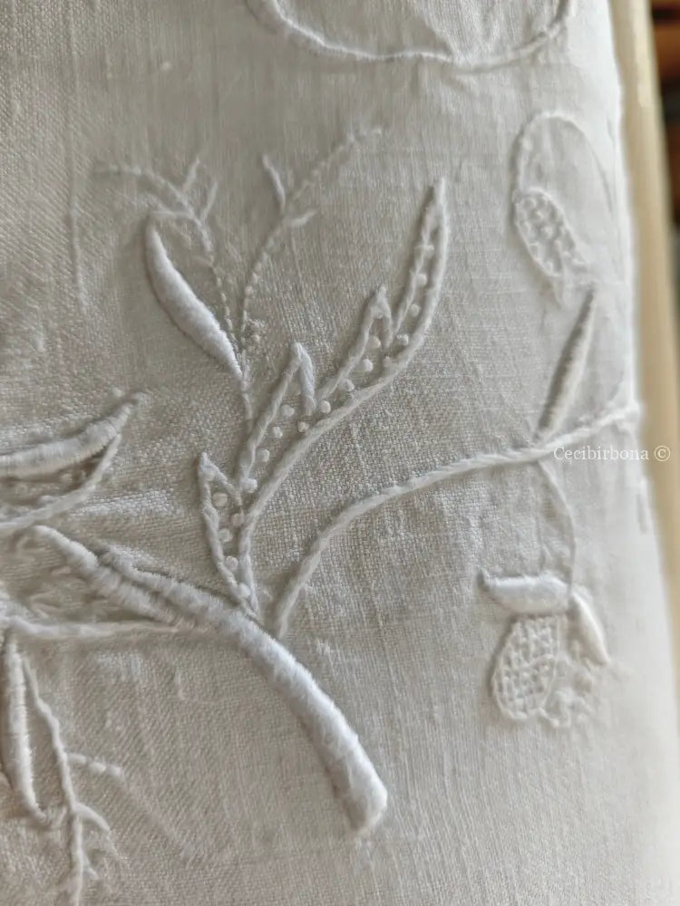 Asciugamano in lino ricamato con monogramma MT e balza Asciugamano in lino antico