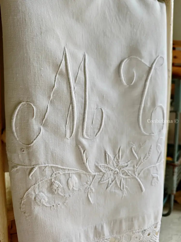 Asciugamano in lino ricamato con monogramma MT e balza Asciugamano in lino antico