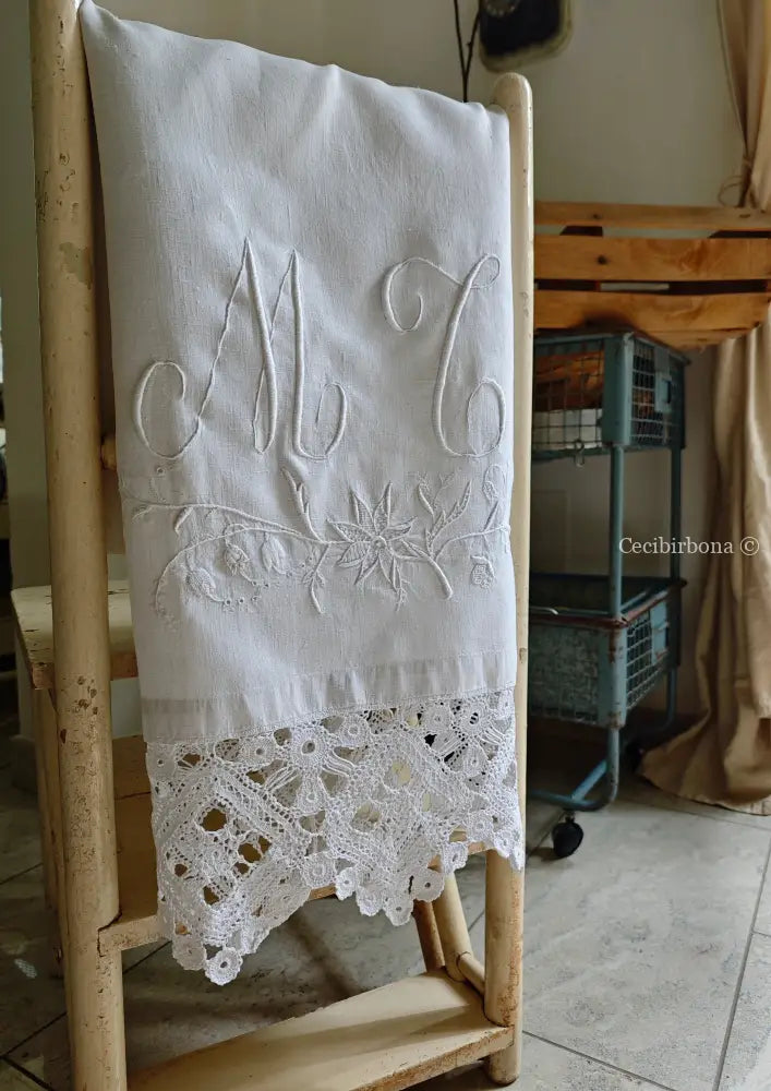 Asciugamano in lino ricamato con monogramma MT e balza Asciugamano in lino antico