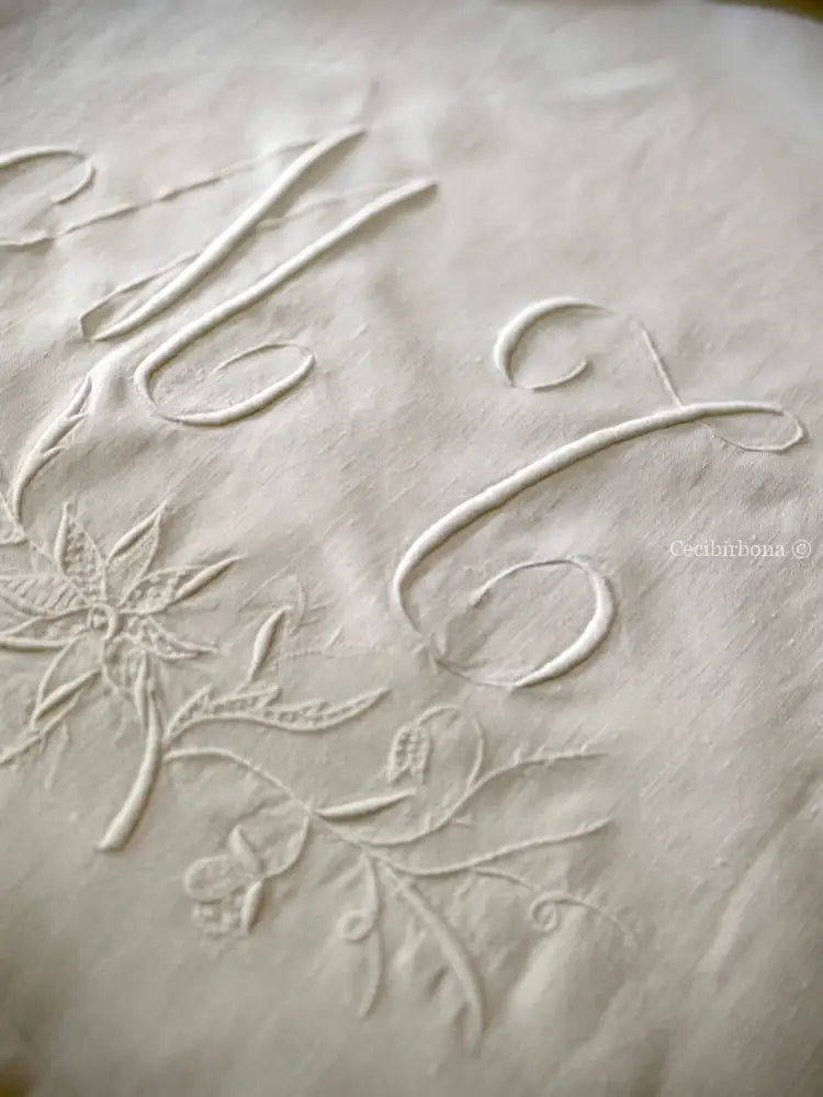 Asciugamano in lino ricamato con monogramma MT e balza Asciugamano in lino antico