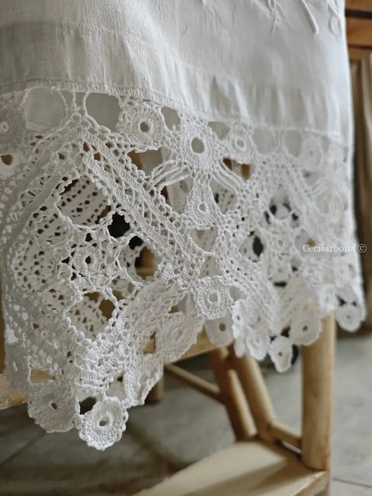 Asciugamano in lino ricamato con monogramma MT e balza Asciugamano in lino antico