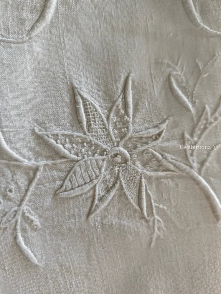 Asciugamano in lino ricamato con monogramma MT e balza Asciugamano in lino antico