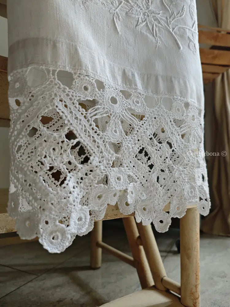 Asciugamano in lino ricamato con monogramma MT e balza Asciugamano in lino antico