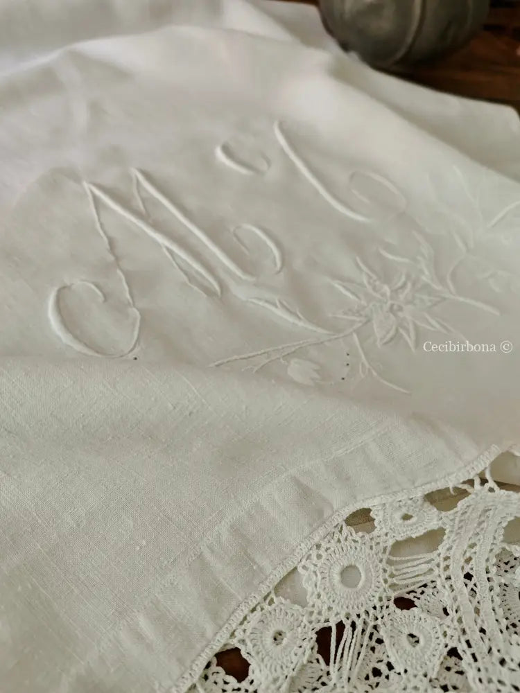 Asciugamano in lino ricamato con monogramma MT e balza Asciugamano in lino antico