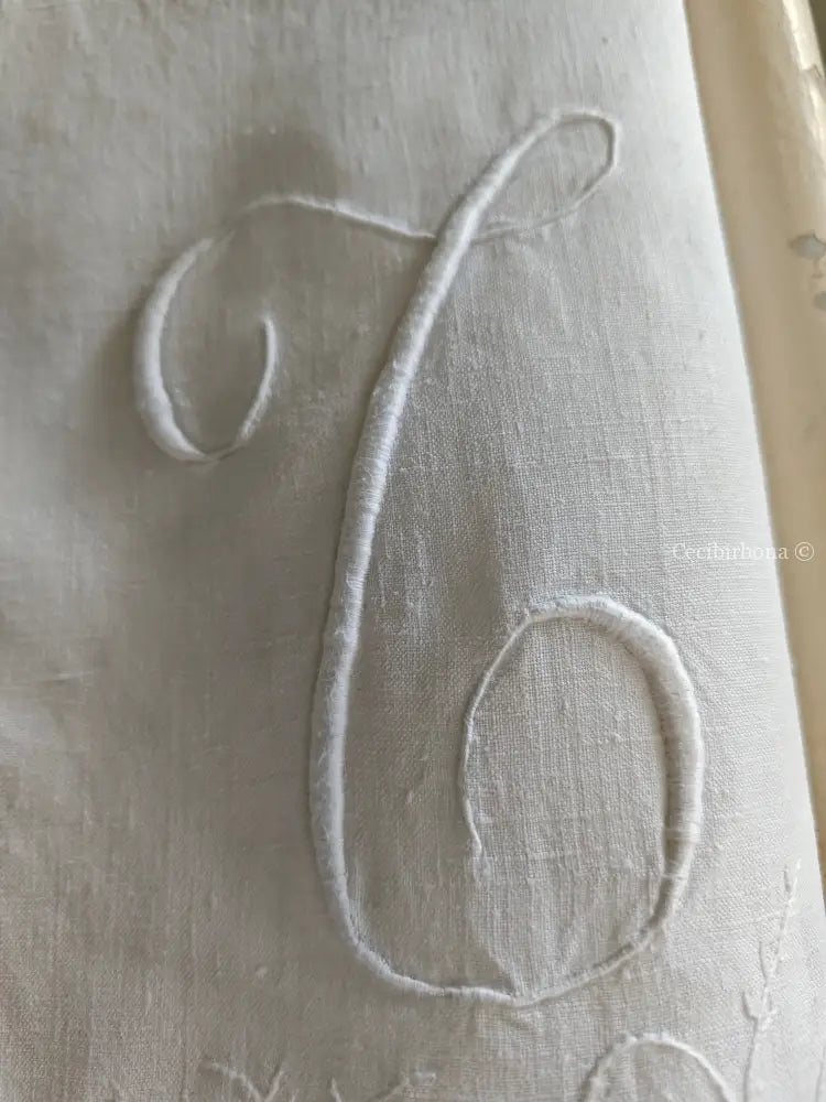 Asciugamano in lino ricamato con monogramma MT e balza Asciugamano in lino antico