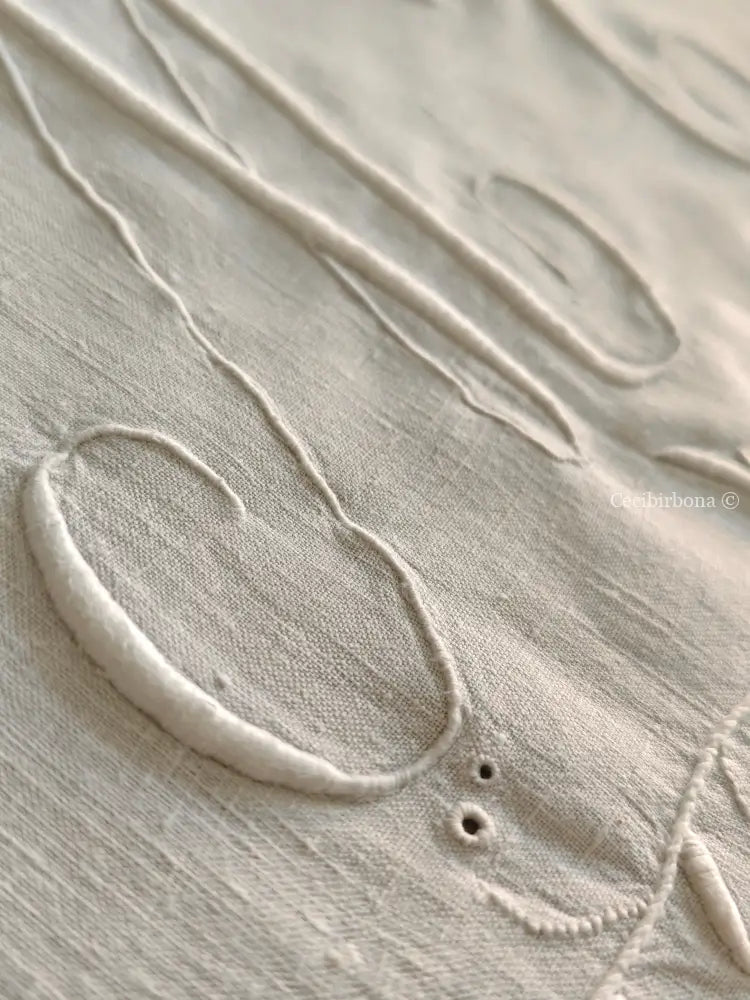 Asciugamano in lino ricamato con monogramma MT e balza Asciugamano in lino antico