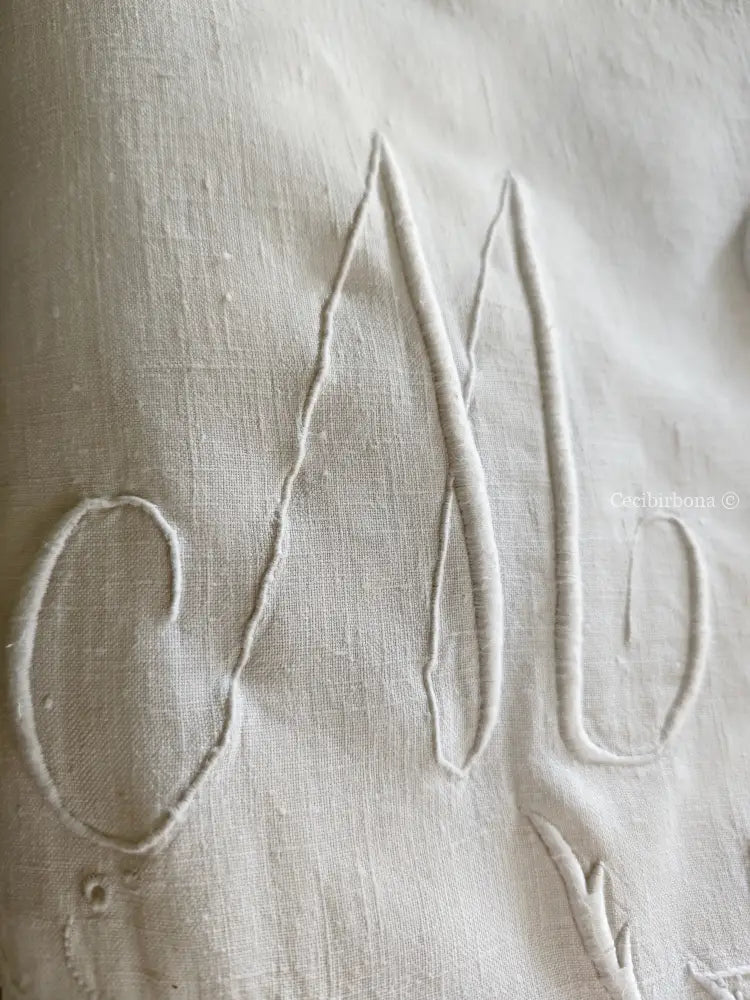 Asciugamano in lino ricamato con monogramma MT e balza Asciugamano in lino antico