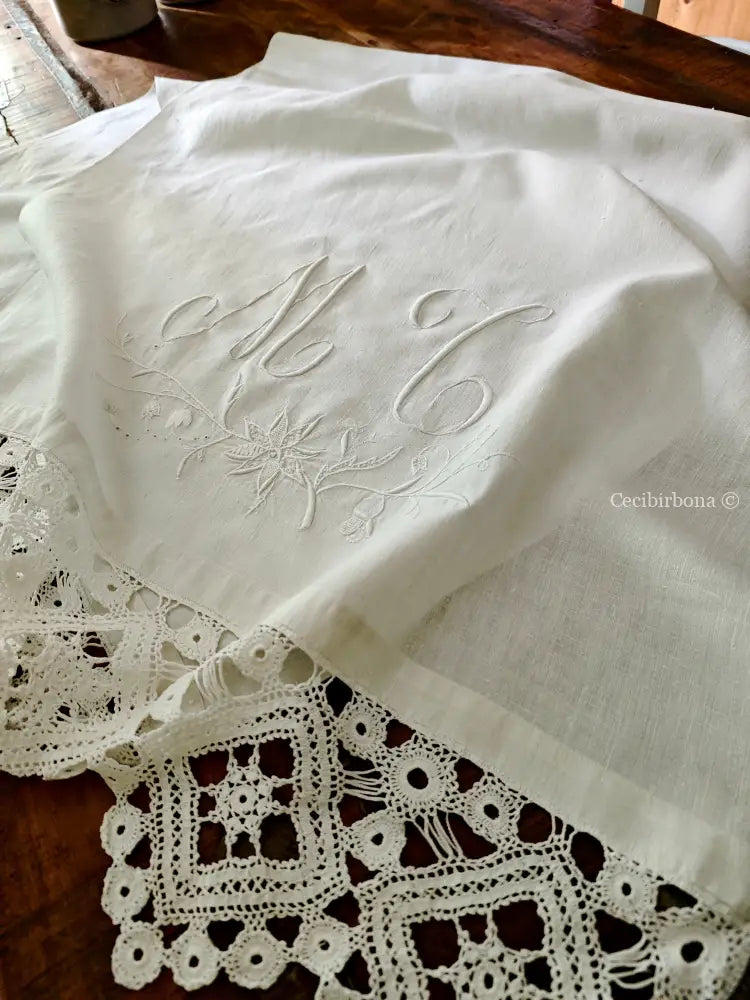Asciugamano in lino ricamato con monogramma MT e balza Asciugamano in lino antico
