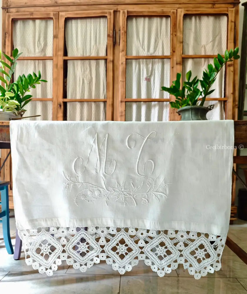 Asciugamano in lino ricamato con monogramma MT e balza Asciugamano in lino antico