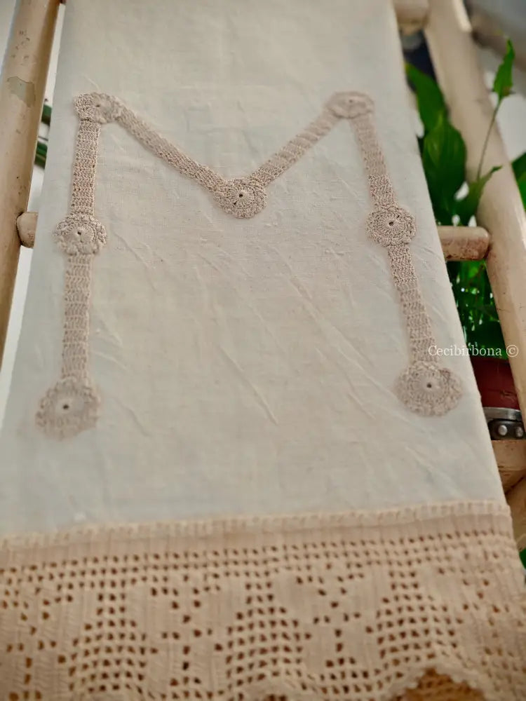 Asciugamano vintage con iniziale M e balza all’uncinetto biancheria antica per la casa