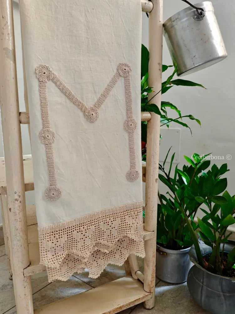 Asciugamano vintage con iniziale M e balza all’uncinetto biancheria antica per la casa