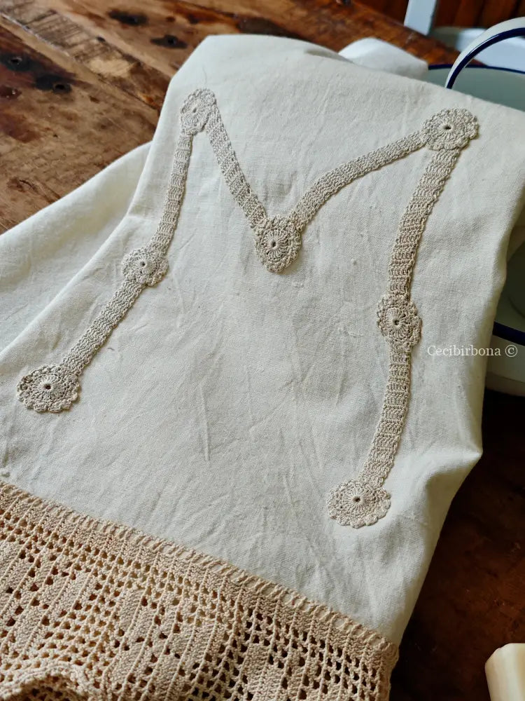 Asciugamano vintage con iniziale M e balza all’uncinetto biancheria antica per la casa