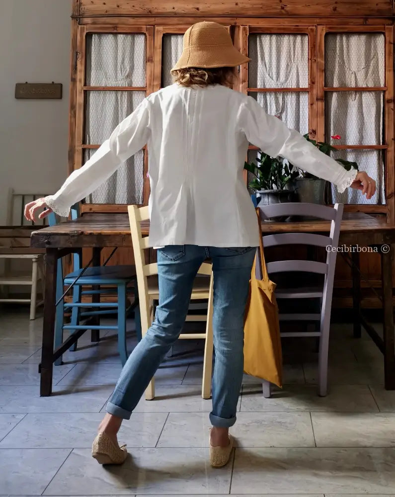 Camicia antica con jabot