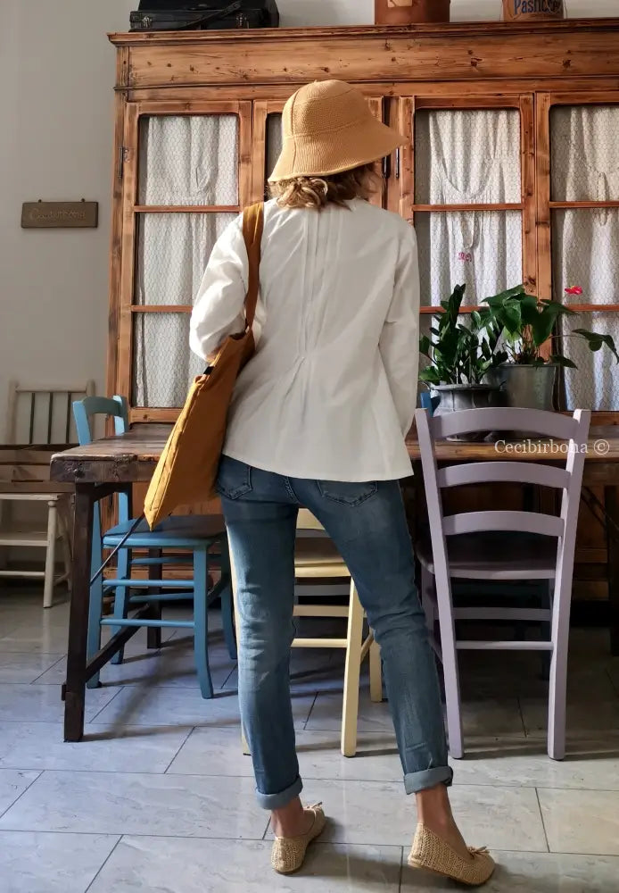 Camicia antica con jabot