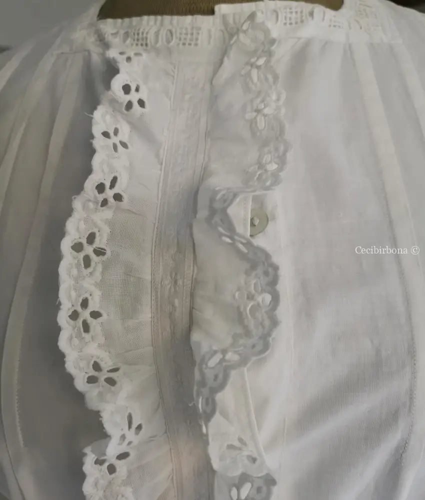 Camicia antica con jabot