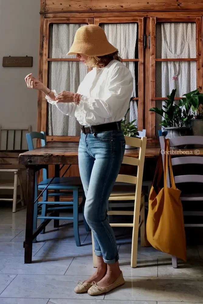 Camicia antica con jabot