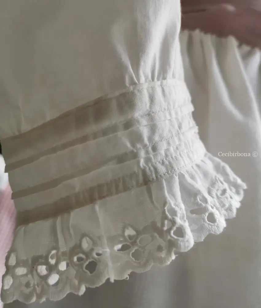 Camicia antica con jabot