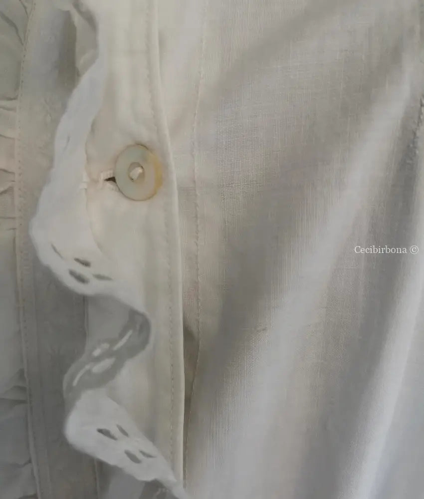 Camicia antica con jabot