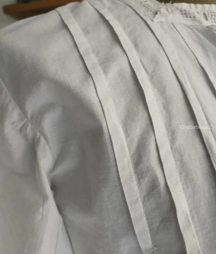 Camicia antica con jabot
