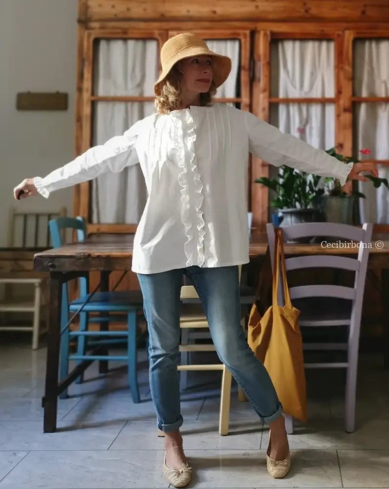 Camicia antica con jabot