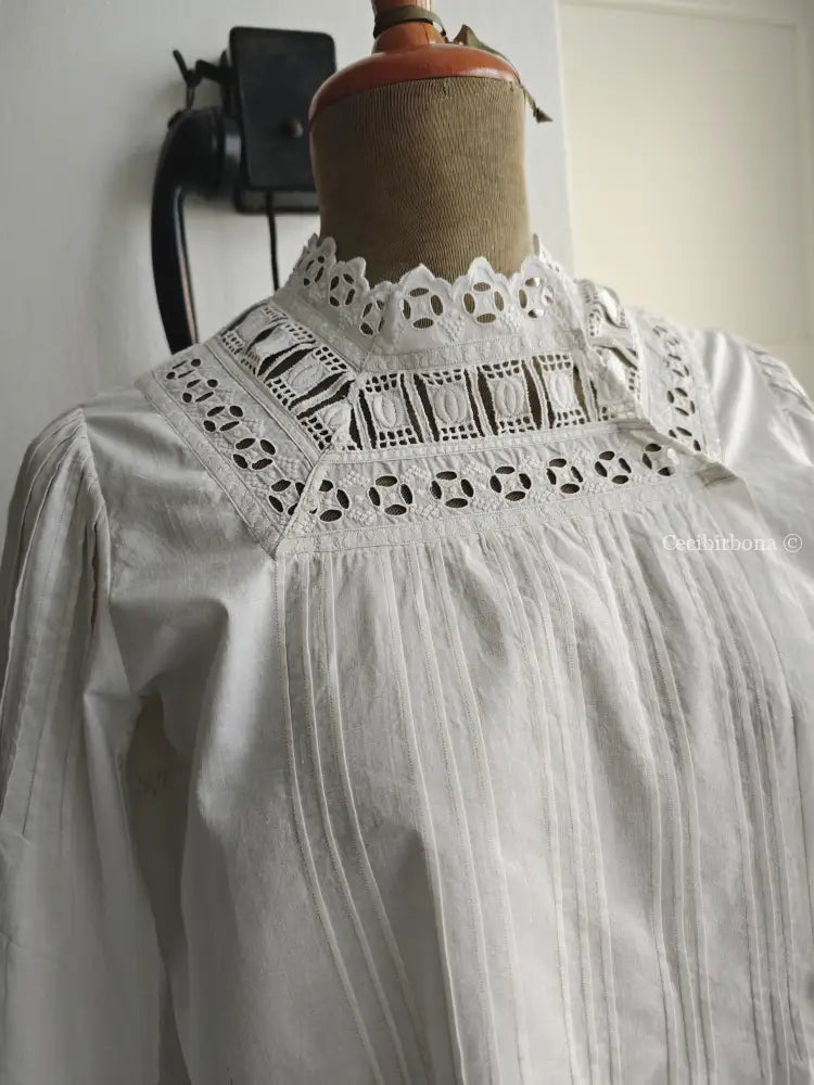 Camicia antica con pizzo a maniche lunghe “Corredo di Angiolina” Biancheria antica da donna