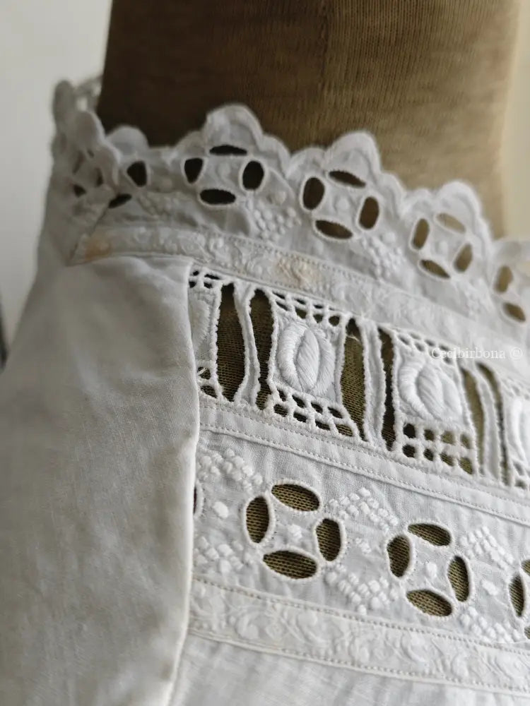 Camicia antica con pizzo a maniche lunghe “Corredo di Angiolina” Biancheria antica da donna