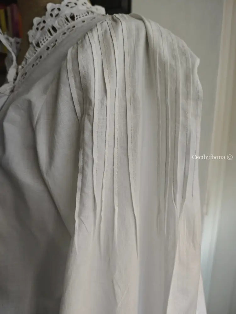 Camicia antica con pizzo a maniche lunghe “Corredo di Angiolina” Biancheria antica da donna