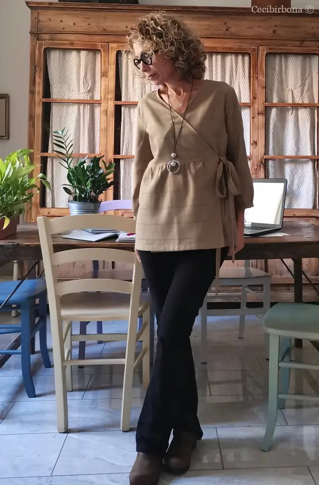 Camicia donna incrociata in lana beige (Ref. 100) camicia donna